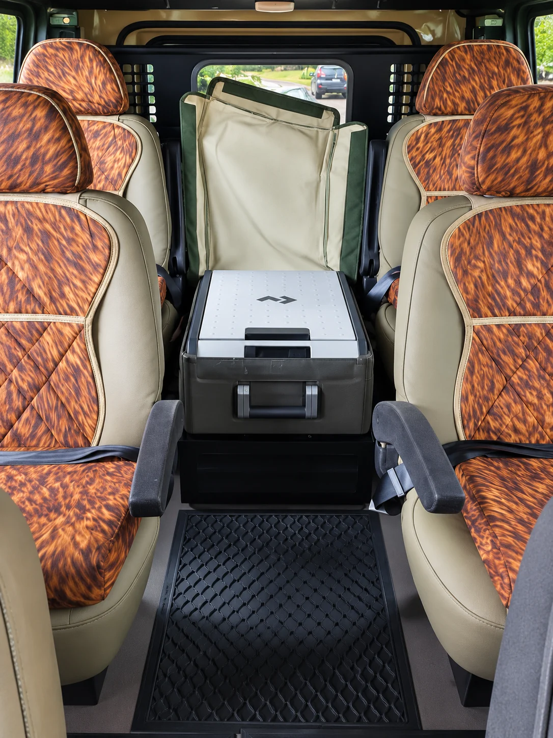 Passenger cabin with individual safari seats and a fridge in the central aisle
